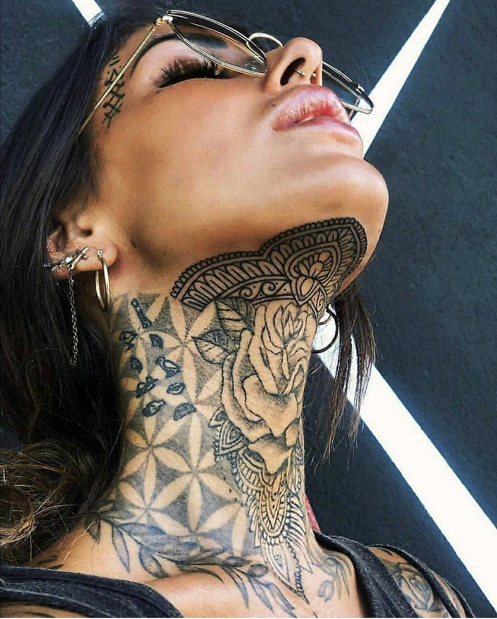 Tatuagem Feminina No Pescoço Grande