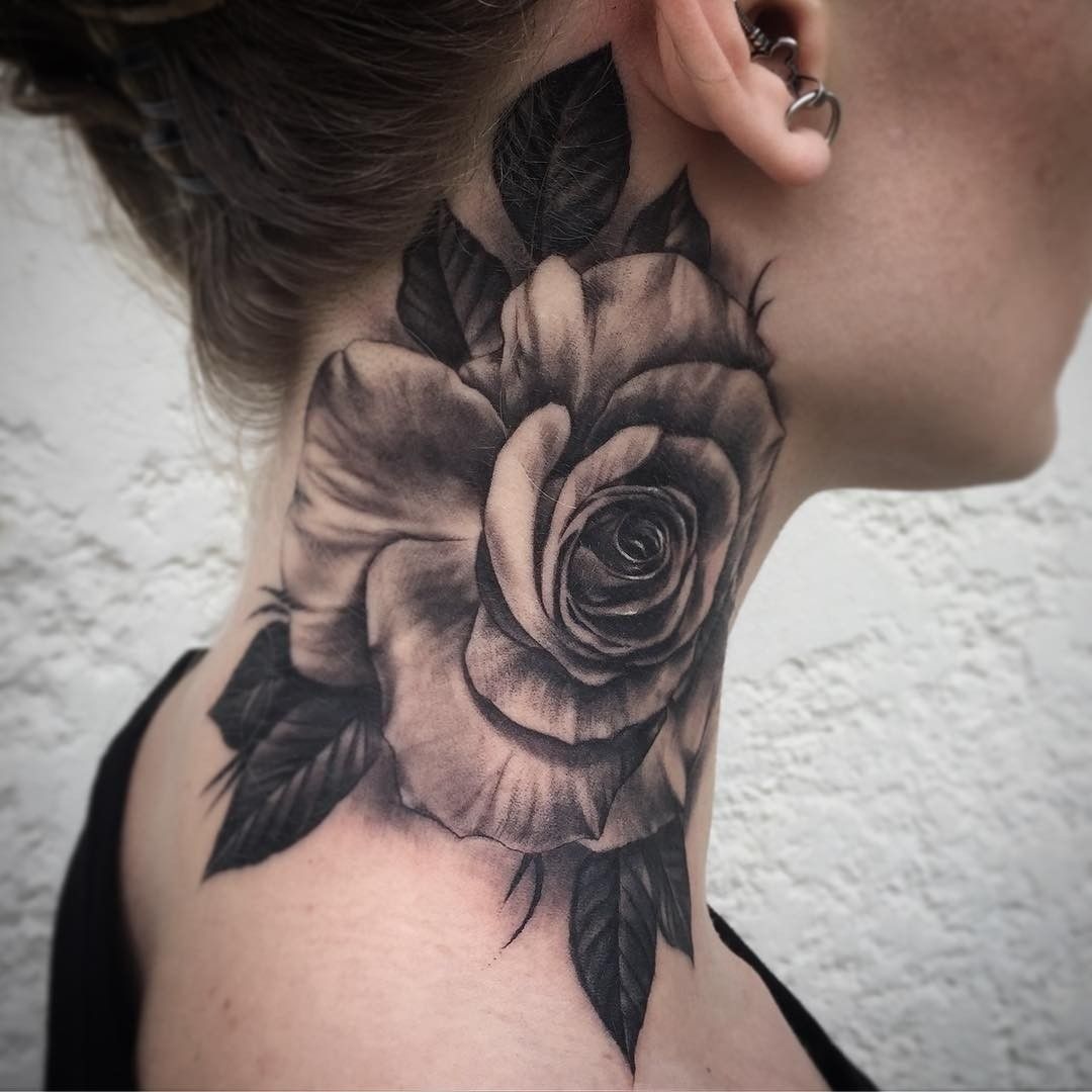 Tatuagem Feminina No Pescoço Grande