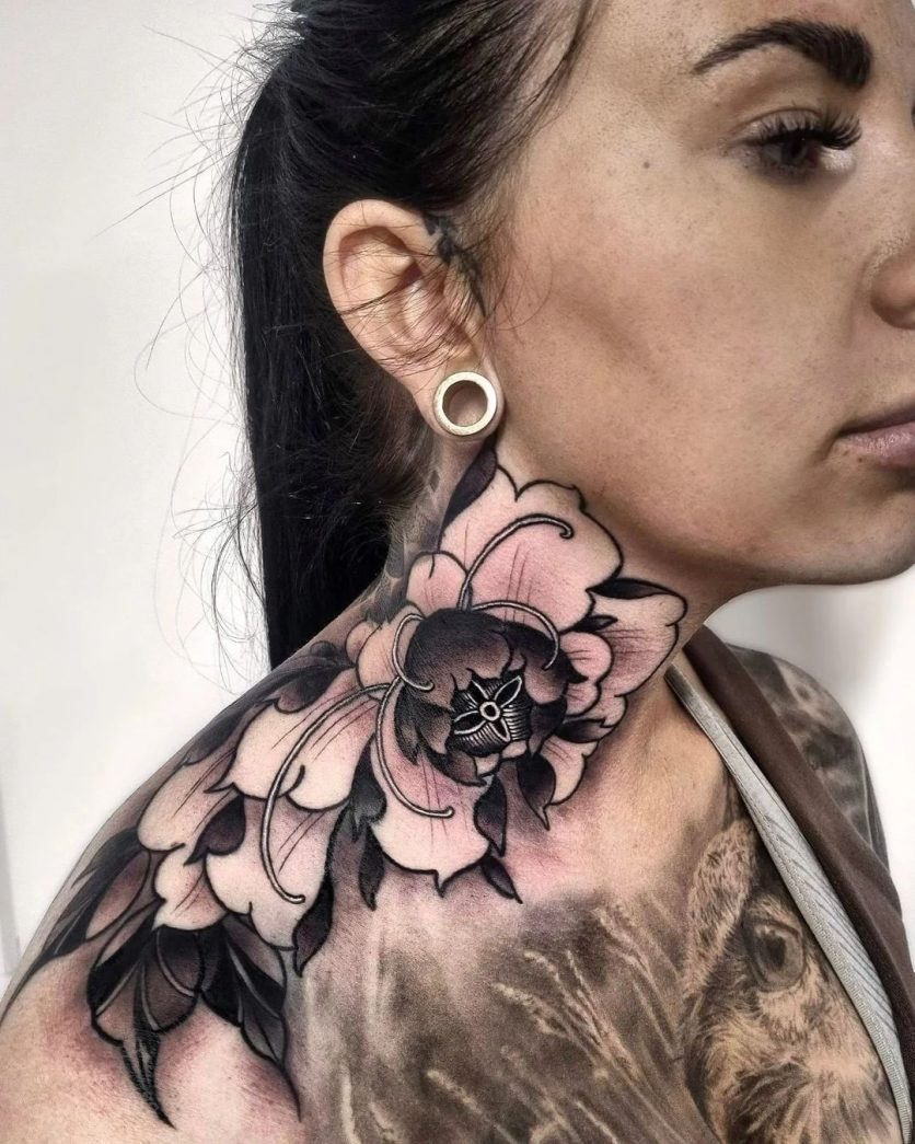 Tatuagem Feminina No Pescoço Grande