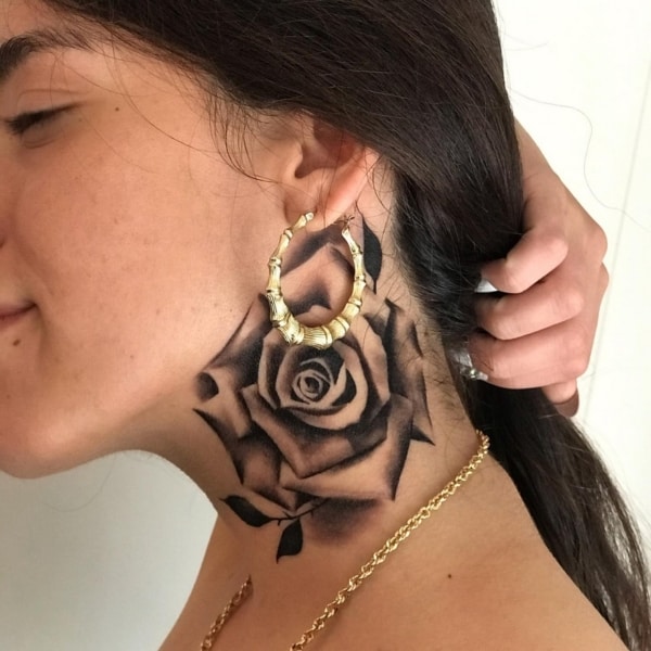 Tatuagem Feminina No Pescoço Grande