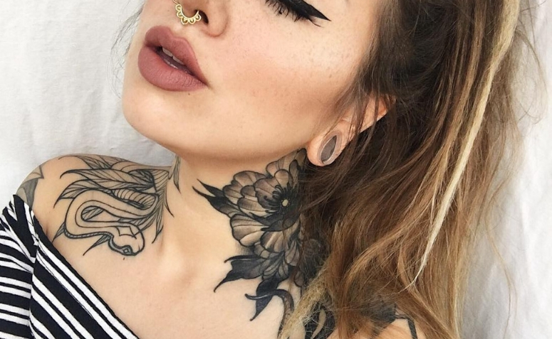 Tatuagem Feminina No Pescoço Grande