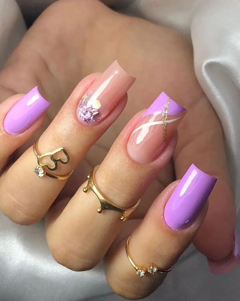 unha lilas com dourado