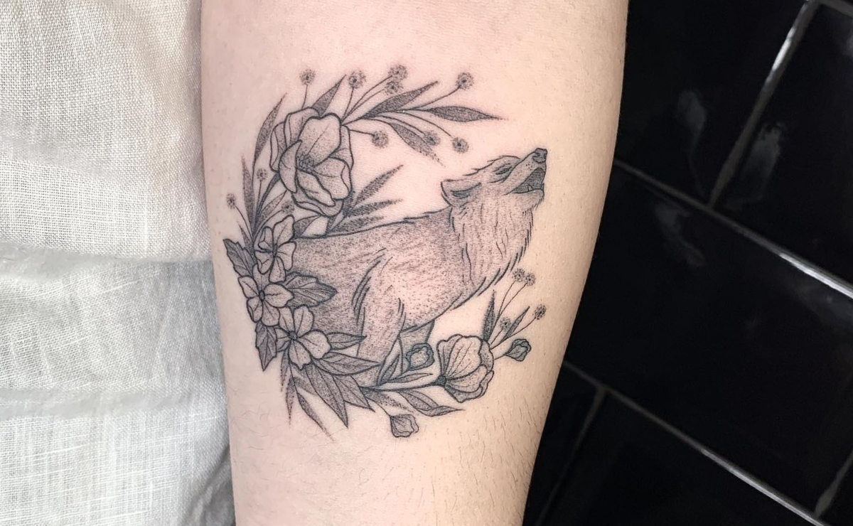 tatuagem de lobo feminina delicada