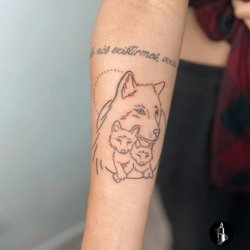 tatuagem de lobo feminina delicada