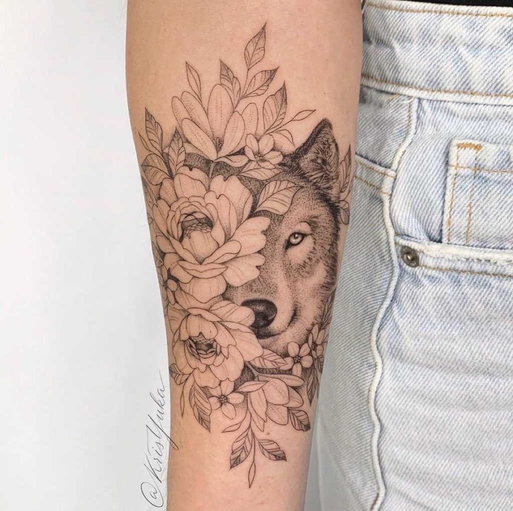 tatuagem de lobo feminina delicada