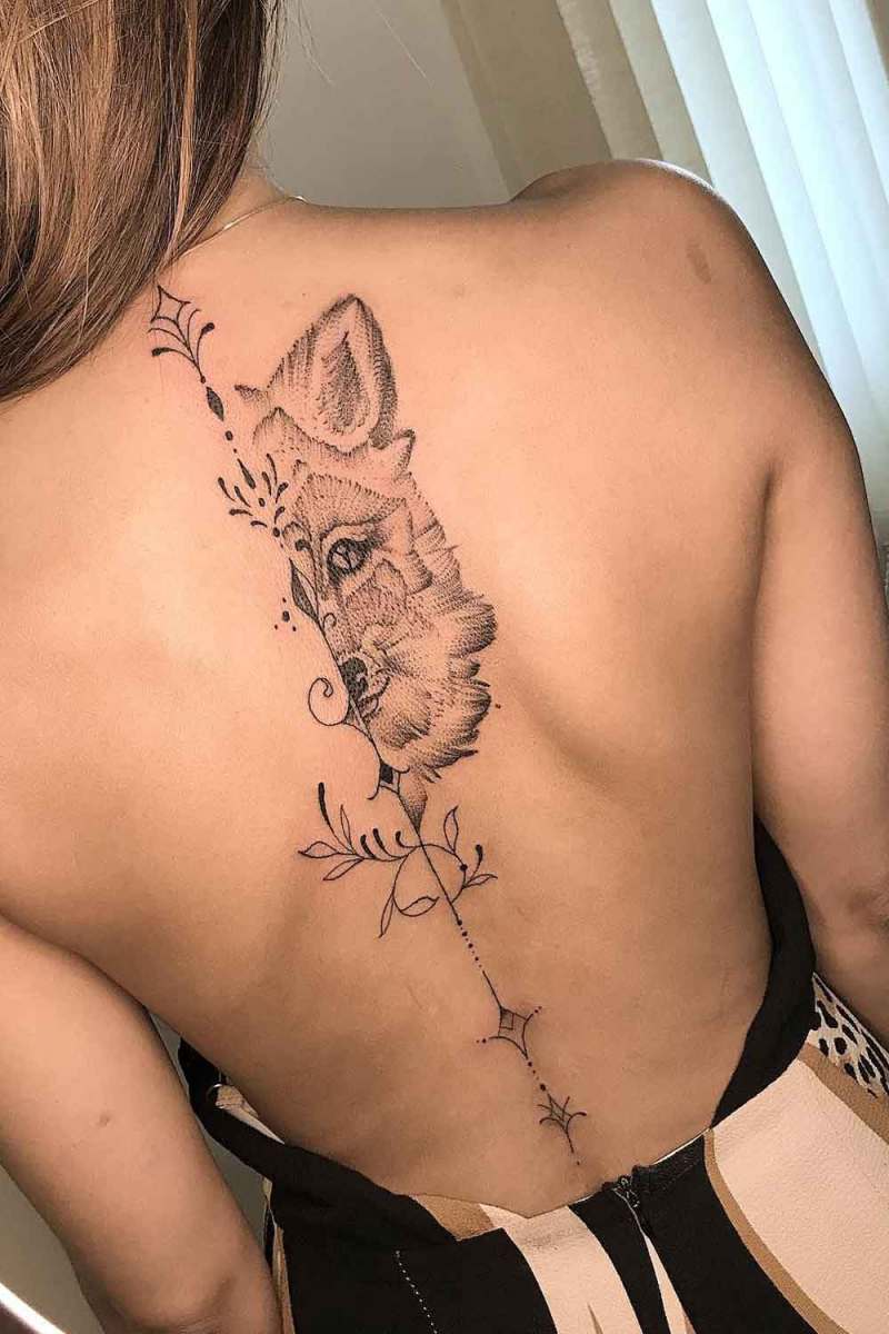 tatuagem de lobo feminina delicada