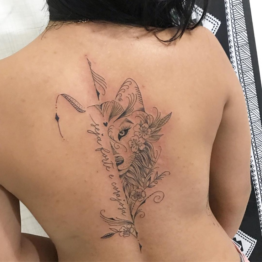 tatuagem de lobo feminina nas costas