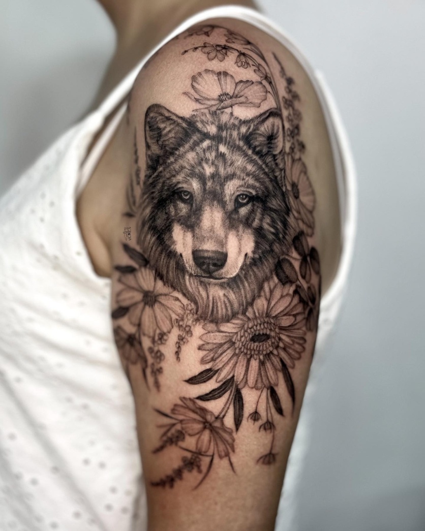 tatuagem de lobo feminina no braço