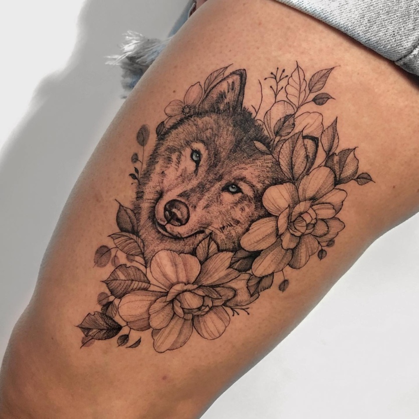 tatuagem de lobo feminina no braço