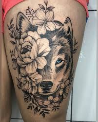 tatuagem de lobo feminina na coxa