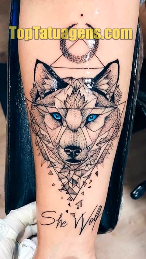 tatuagem de lobo feminina na coxa