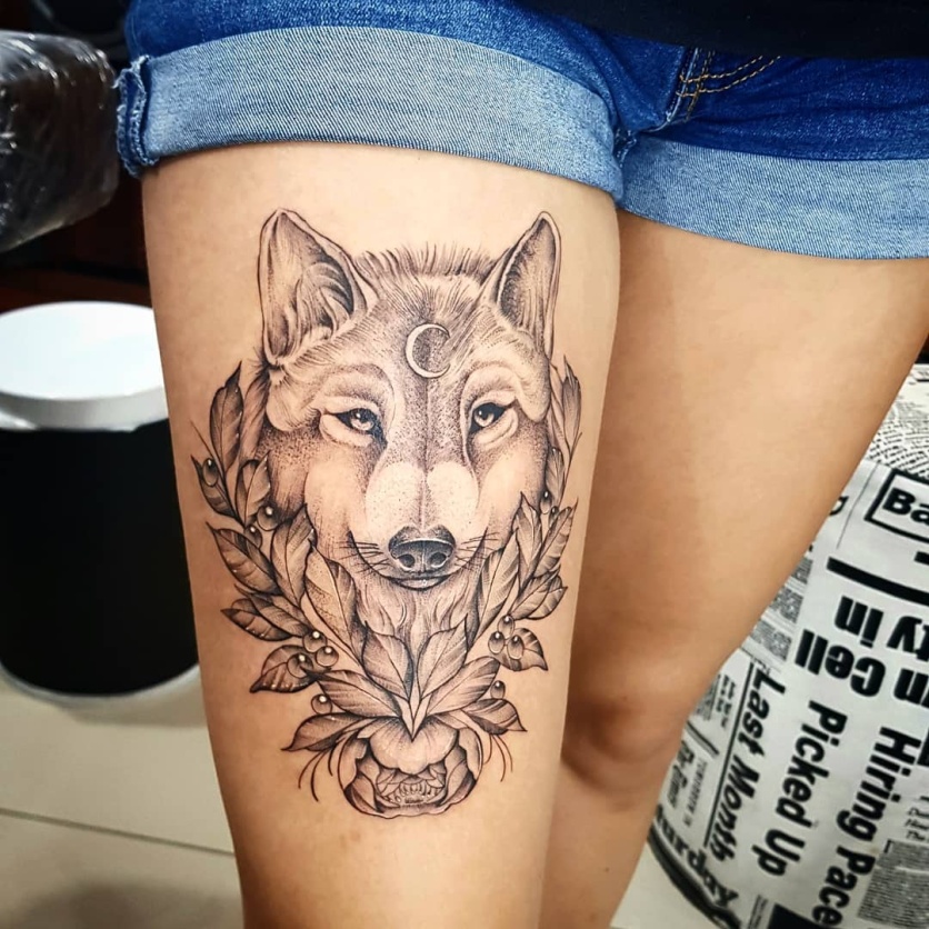 tatuagem de lobo feminina na coxa