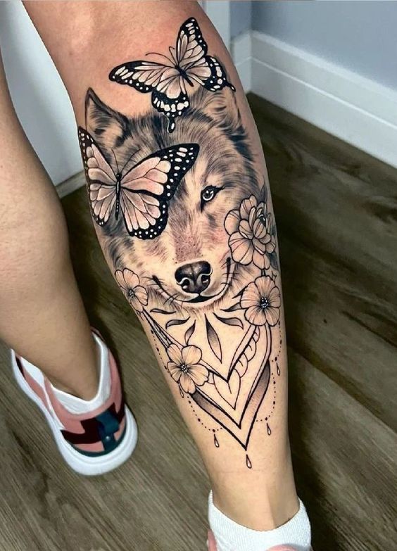 tatuagem de lobo feminina na panturrilha