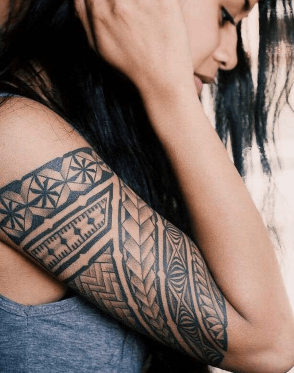 tatuagem tribal feminina no braço