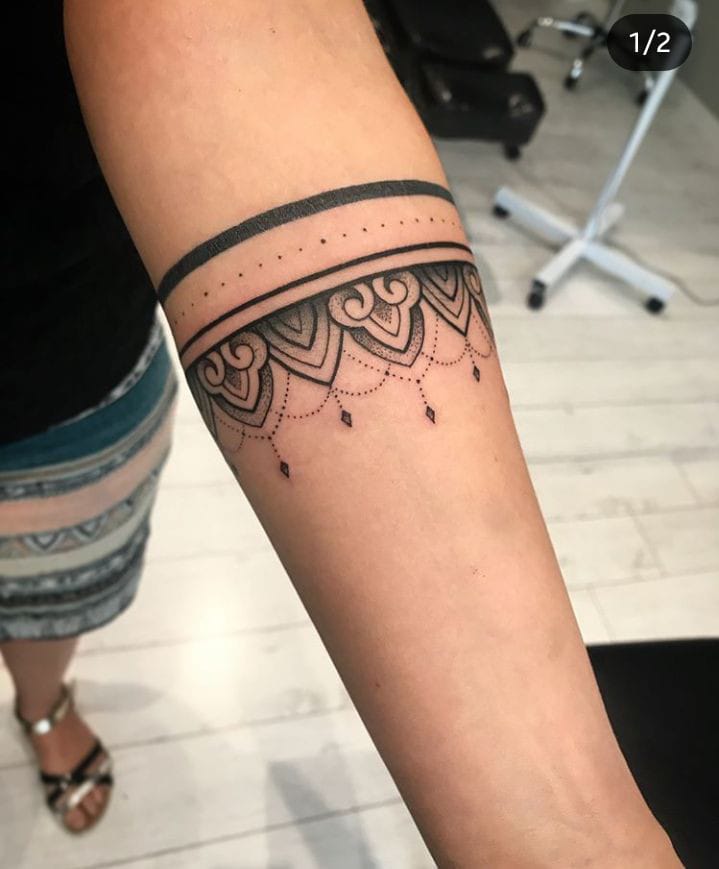 tatuagem tribal feminina no braço