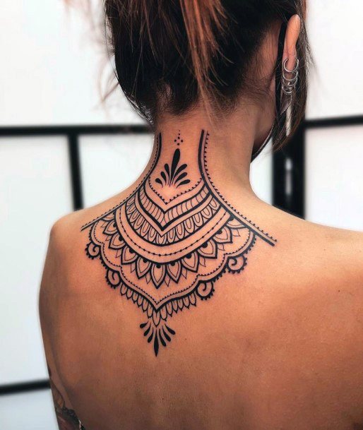 Tattoos ornamentais - 30 modelos para mulheres