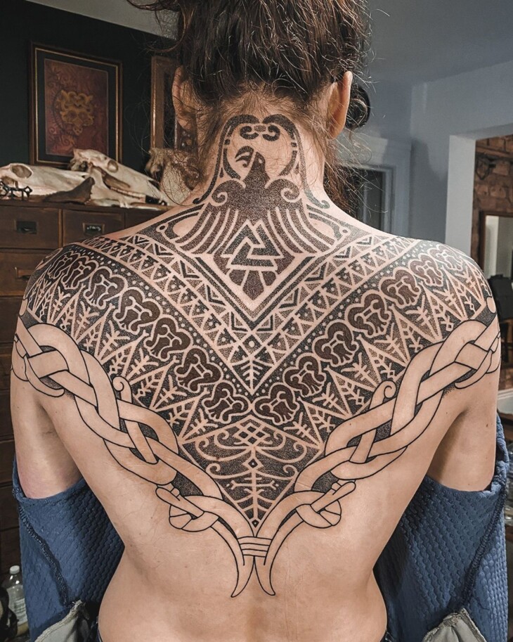 tatuagem tribal feminina nas costas