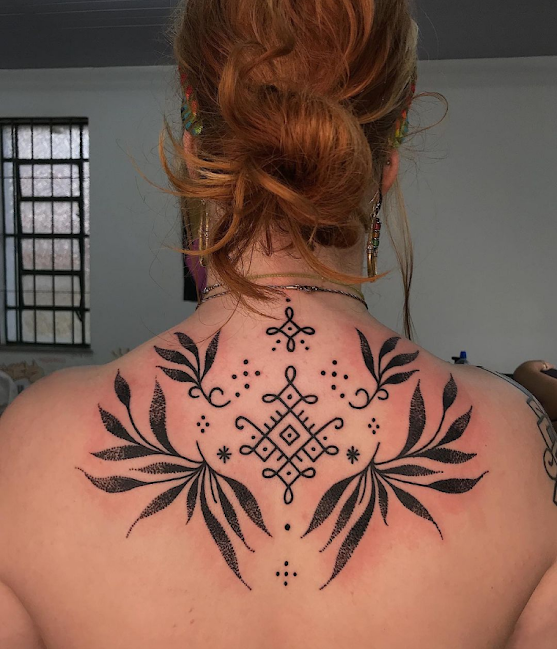 tatuagem tribal feminina nas costas