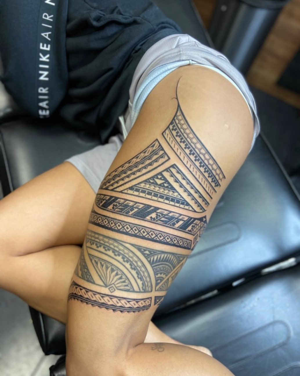 tatuagem tribal feminina na coxa