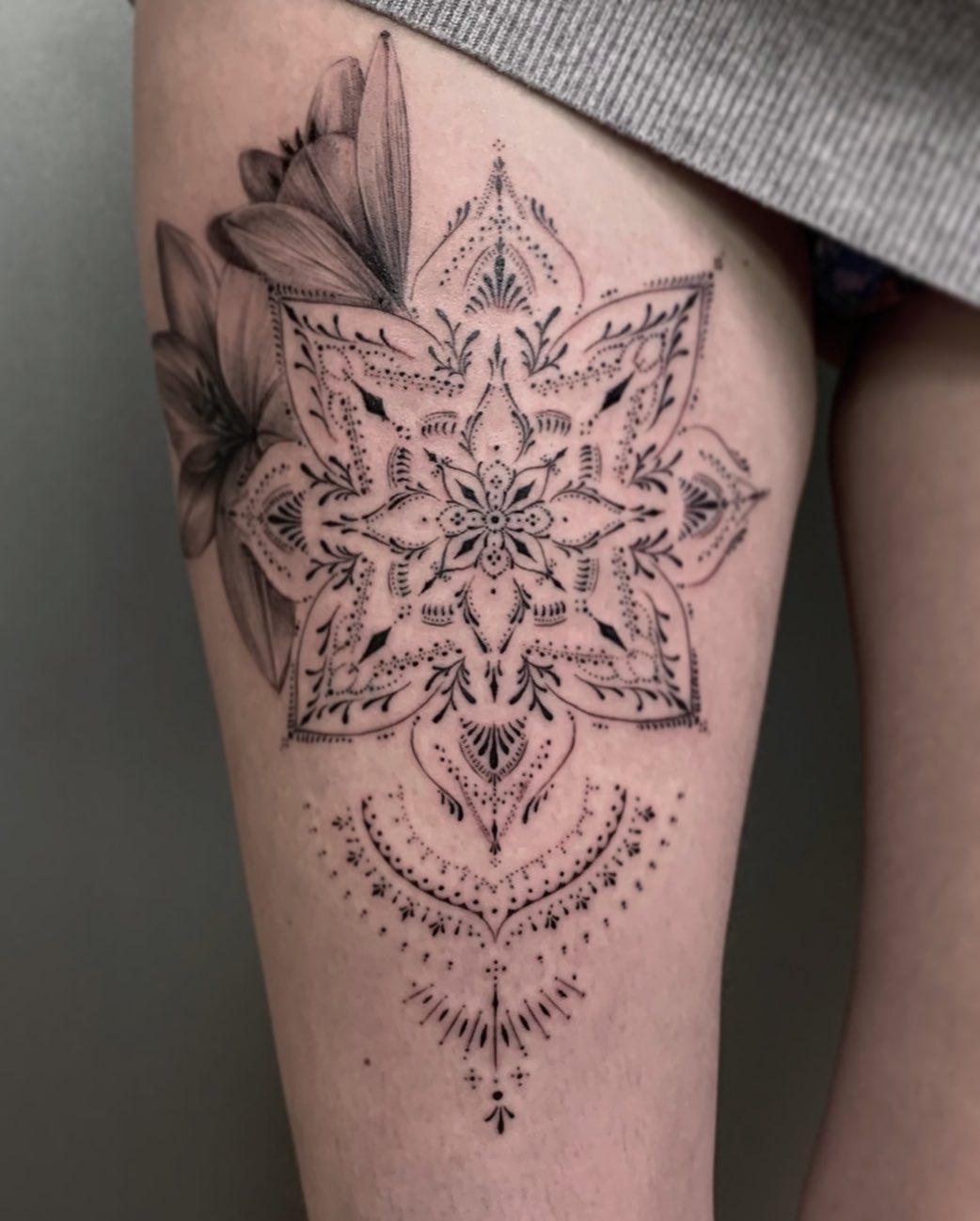 tatuagem tribal feminina na coxa