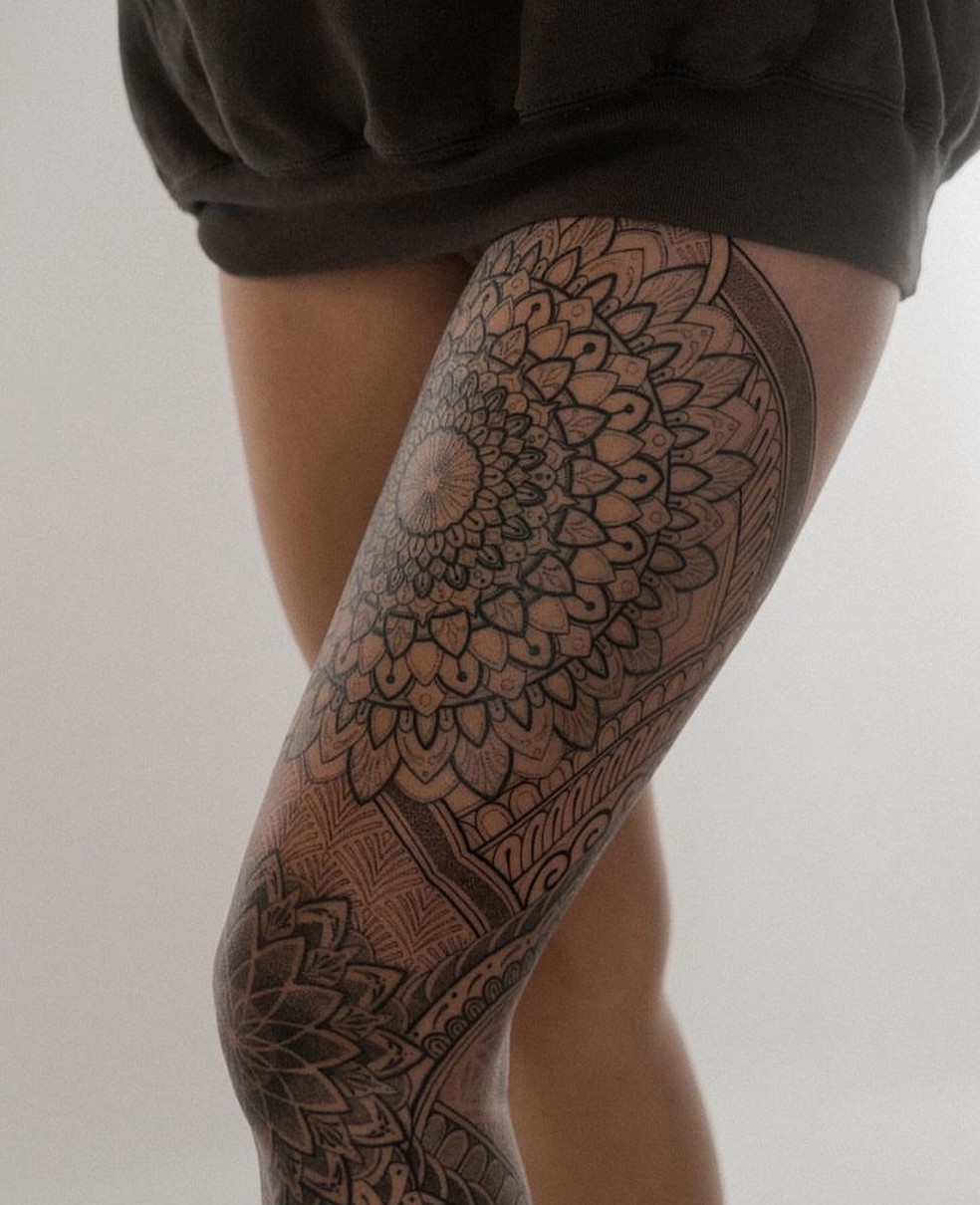 tatuagem tribal feminina na coxa