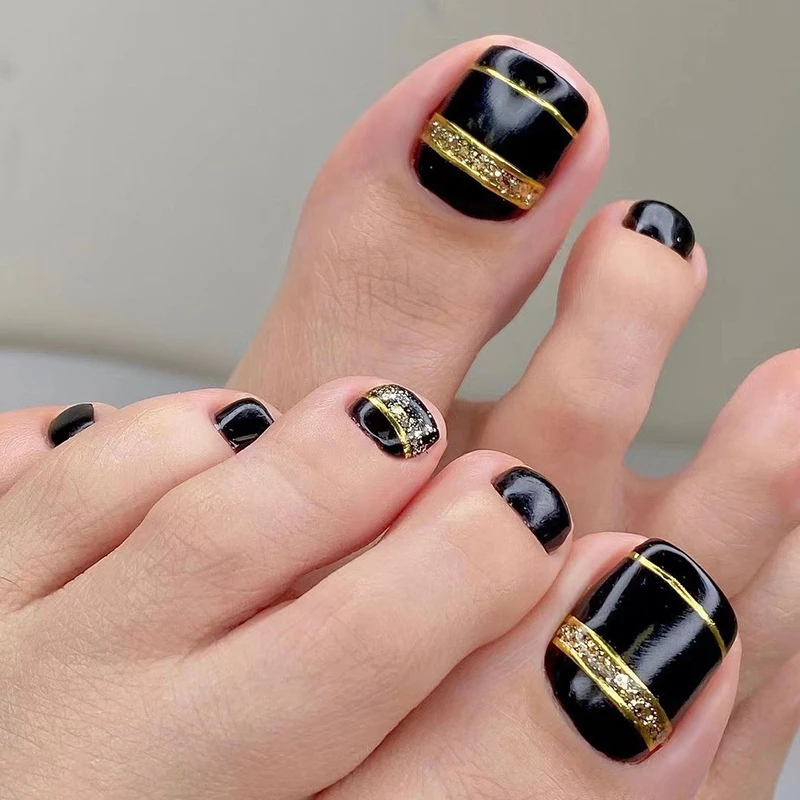 unhas-decoradas-preto-com-dourado