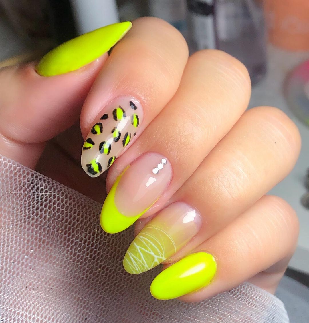 unhas-verde-neon-com-preto