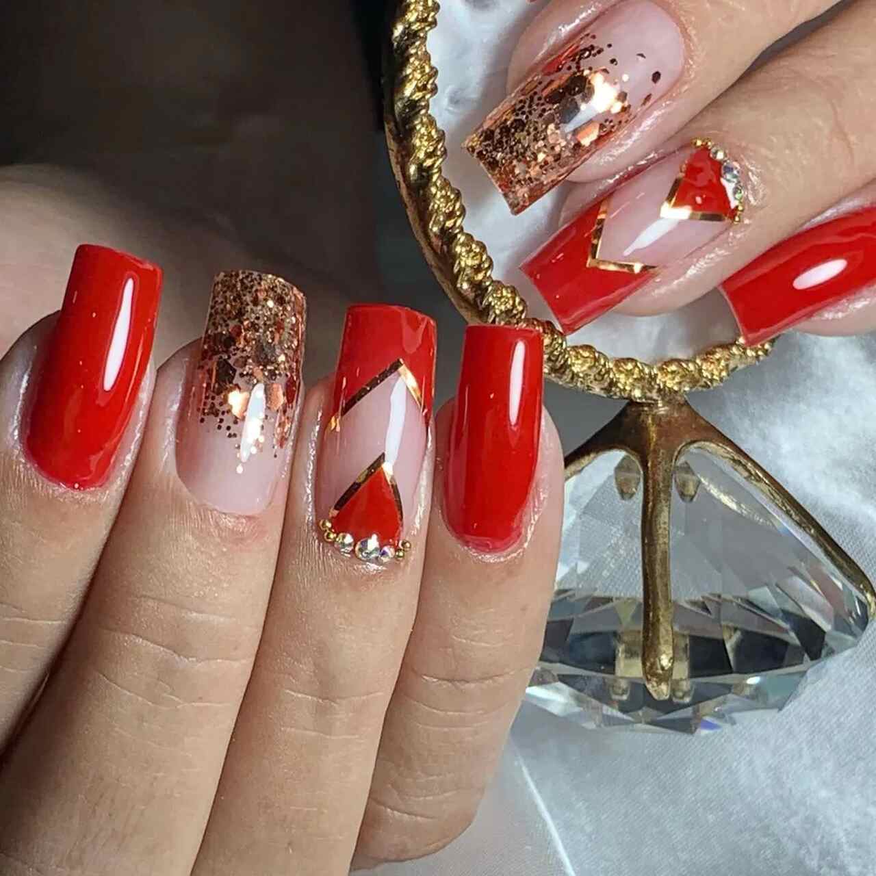 unha decorada vermelho com dourado