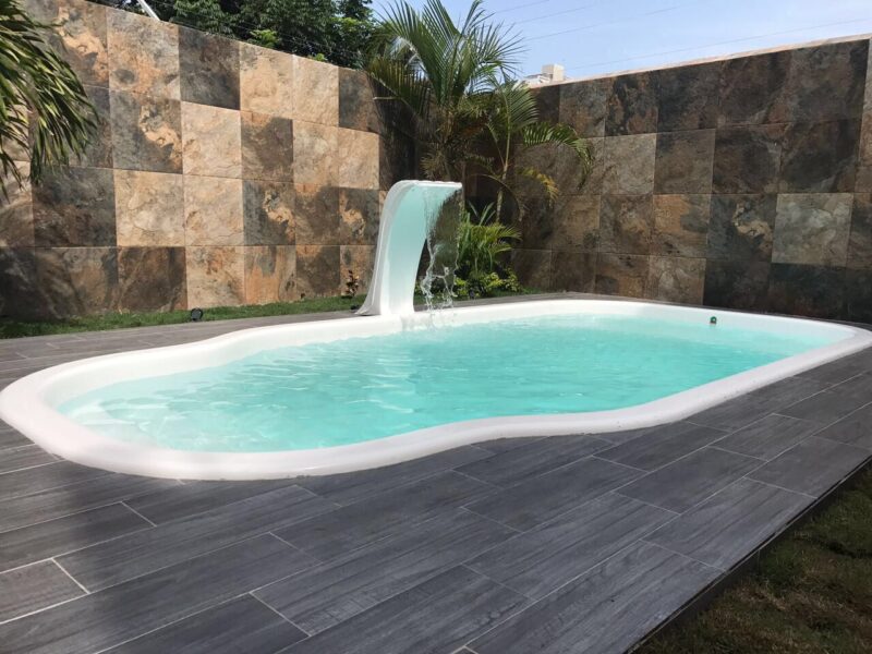 decoracao com piscina de fibra