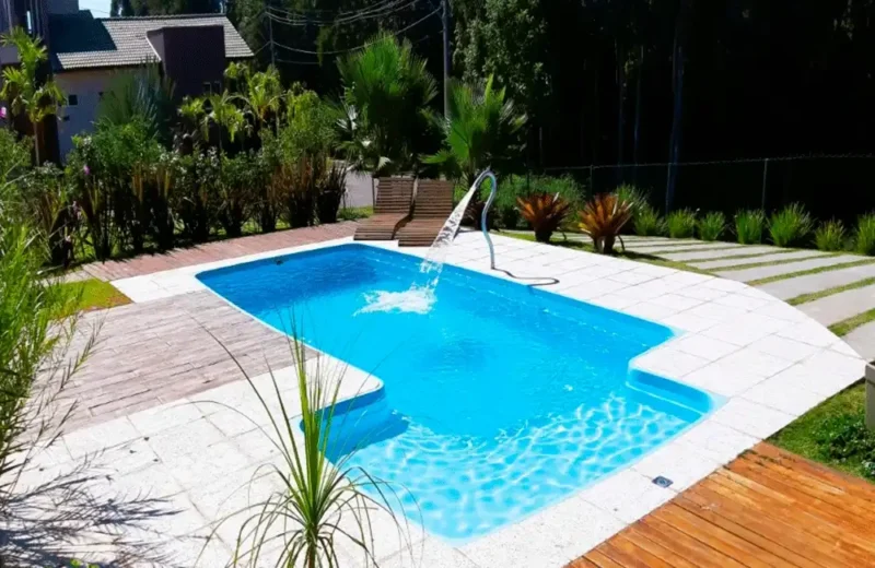 decoracao com piscina de fibra